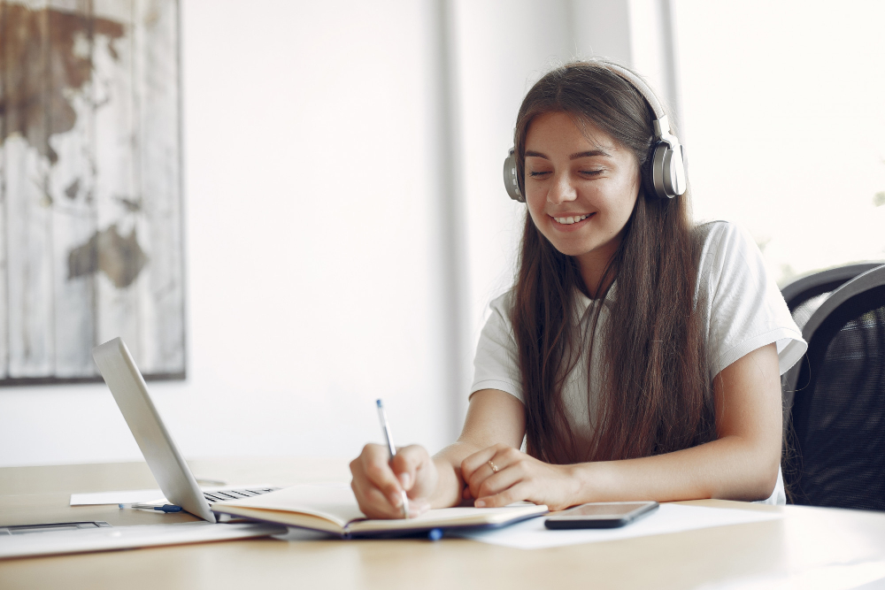 Student learning online in India with Tuit121