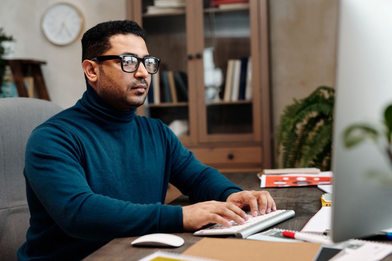 Tutor teaching online in India with Tuit121