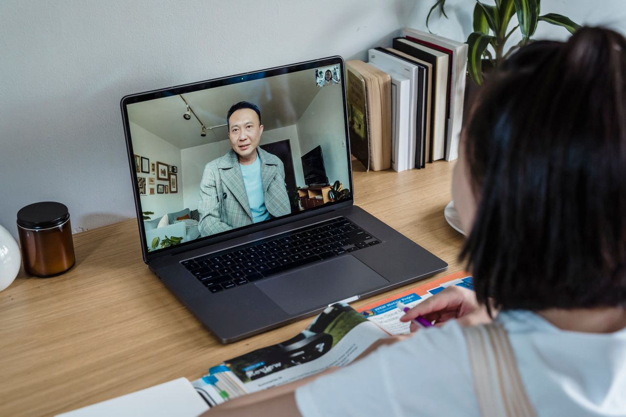 Student learning online in Singapore with Tuit121