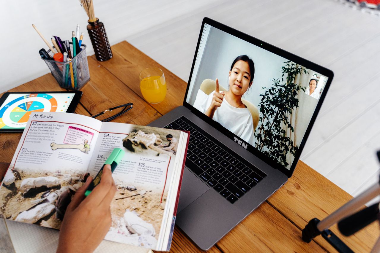 Tutor teaching online in Singapore with Tuit121